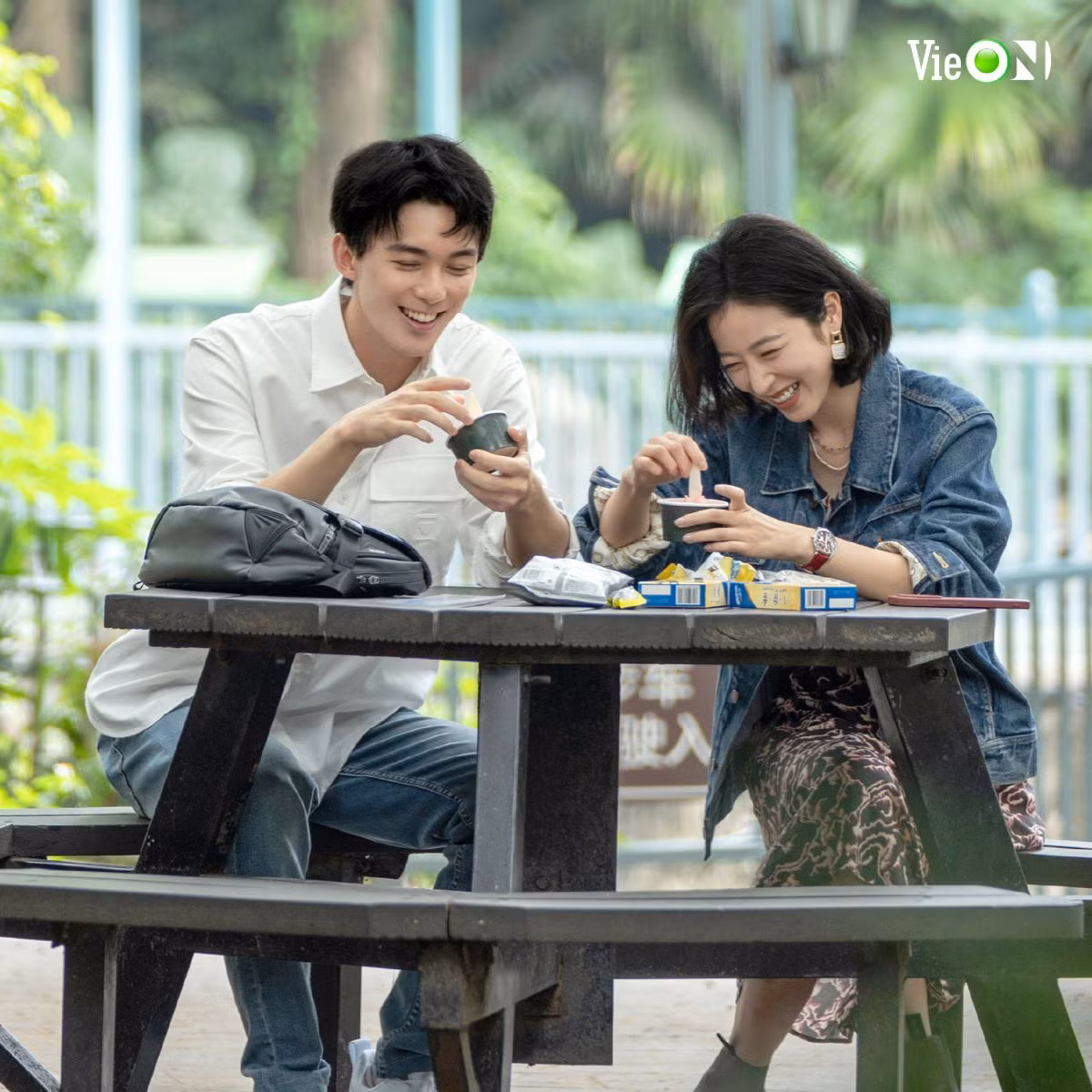 Từ những cái ôm, ngồi nói chuyện hay ăn uống cùng nhau... không cần quá nhiều cử chỉ thân mật, nhưng khán giả vẫn cảm giác được sự "ngọt lịm" tỏa ra từ mỗi khung hình mà Châu Vũ Đồng - Ngô Lỗi cùng xuất hiện.