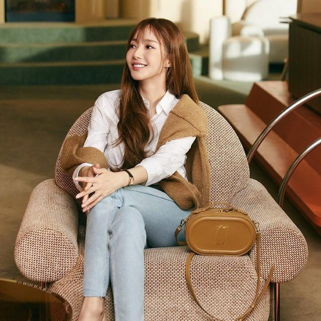 SBS từng đưa tin chị gái của Park Min Young là giám đốc bên ngoài (outside director) của INBIOGEN. Tuy nhiên, đại diện của Hook Ent cho biết chị gái của nữ diễn viên đã đệ đơn xin từ chức khỏi vị trí này.