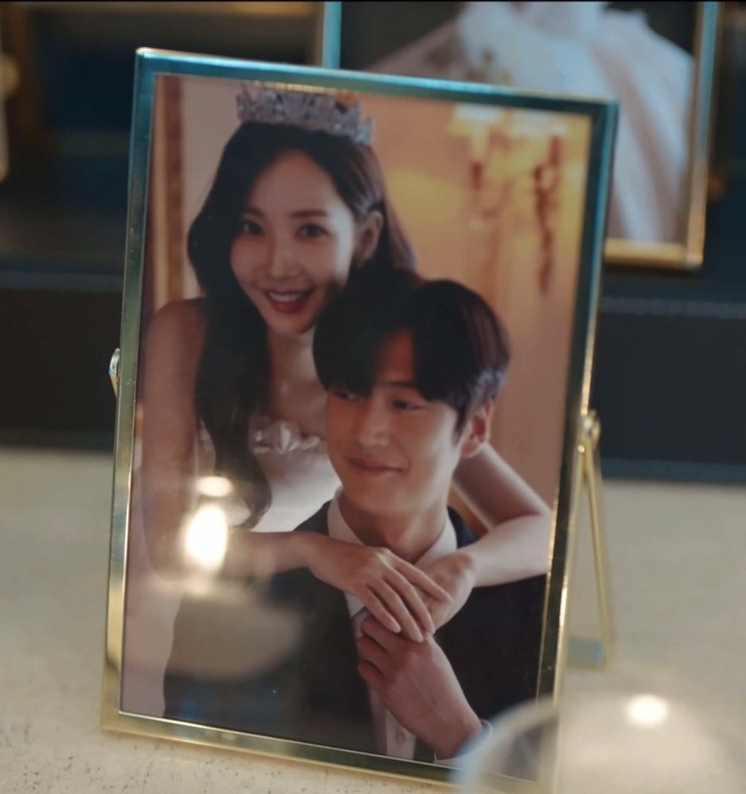 Bức hình cô dâu Ji Won quàng tay qua vai Ji Hyuk xuất hiện trong tập 16 nhưng chưa được tung bản chất lượng cao.