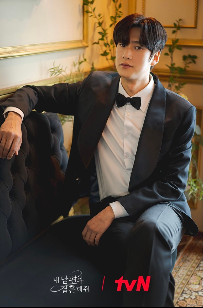 Bức ảnh cá nhân chụp cận của chú rể Ji Hyuk được tung bản HQ, nhưng ảnh cận cá nhân của cô dâu Ji Won chỉ được lướt qua rất khẽ ở hôn lễ trong tập 16.