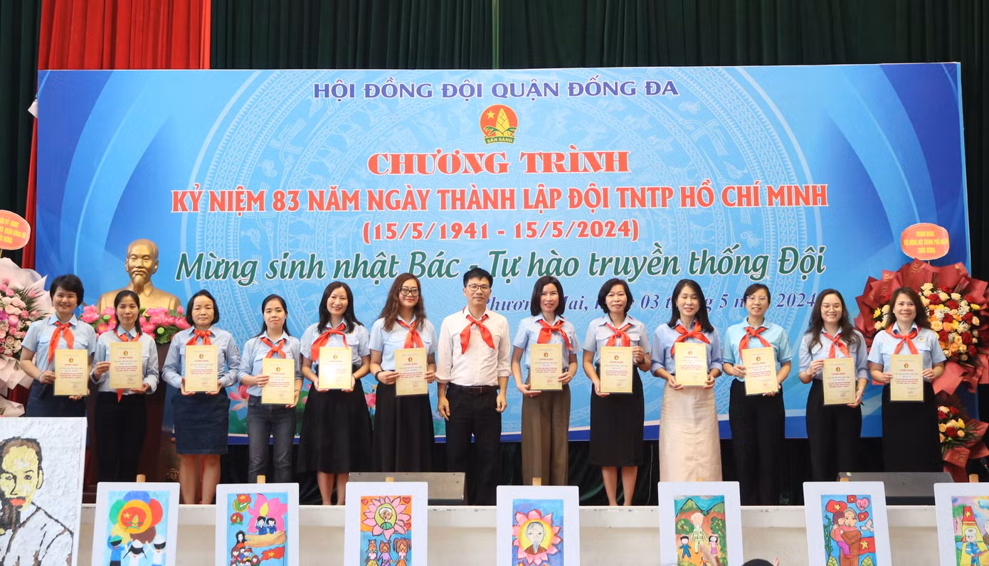 Các cô tổng phụ trách Đội đại diện các Liên đội đã tham gia tích cực các hoạt động công trình măng non thi đua chào mừng kỷ niệm 83 năm ngày thành lập Đội TNTP Hồ Chí Minh cũng nhận được giấy khen của Ban Chấp hành Quận Đoàn.