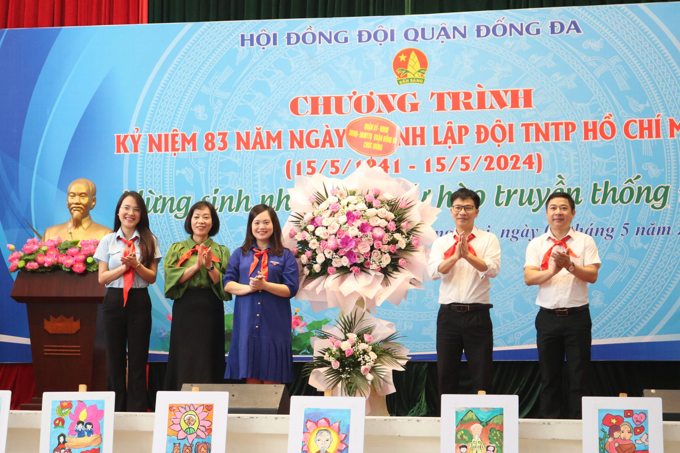 Tween vỗ tay lớn khi các chị trong Thường trực Hội đồng Đội Quận đại diện Hội đồng Đội quận Đống Đa nhận hoa chúc mừng của lãnh đạo Quận uỷ, HĐND, UBND quận Đống Đa. Tween vỗ tay lớn khi các chị trong Thường trực Hội đồng Đội Quận đại diện Hội đồng Đội quận Đống Đa nhận hoa chúc mừng của lãnh đạo Quận uỷ, HĐND, UBND quận Đống Đa.