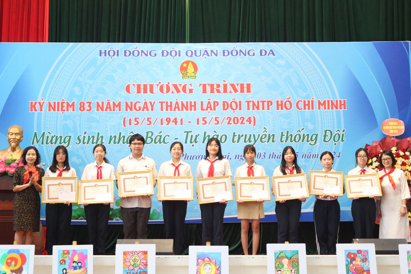 37 bạn học sinh là thiếu nhi tiêu biểu tại các trường trong địa bàn quận, là Chỉ huy Đội có thành tích xuất sắc trong học tập được trao thưởng trong buổi lễ. 37 bạn học sinh là thiếu nhi tiêu biểu tại các trường trong địa bàn quận, là Chỉ huy Đội có thành tích xuất sắc trong học tập được trao thưởng trong buổi lễ.