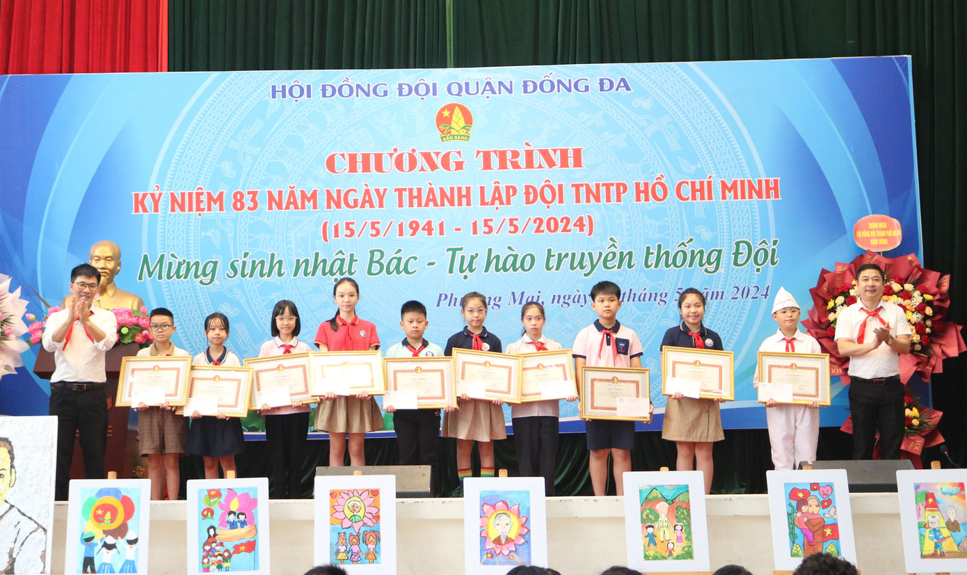 37 bạn học sinh là thiếu nhi tiêu biểu tại các trường trong địa bàn quận, là Chỉ huy Đội có thành tích xuất sắc trong học tập được trao thưởng trong buổi lễ. 37 bạn học sinh là thiếu nhi tiêu biểu tại các trường trong địa bàn quận, là Chỉ huy Đội có thành tích xuất sắc trong học tập được trao thưởng trong buổi lễ.