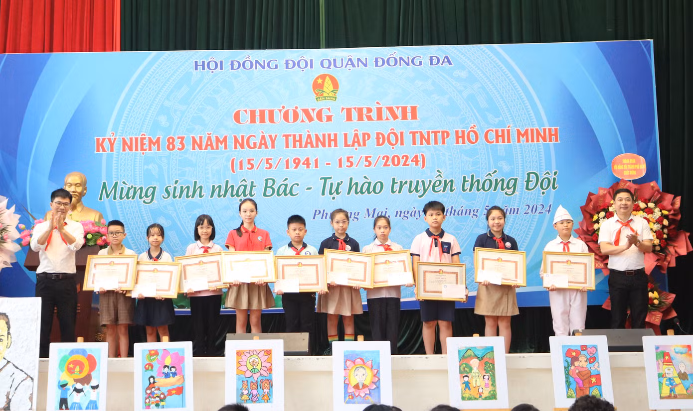 37 bạn học sinh là thiếu nhi tiêu biểu tại các trường trong địa bàn quận, là Chỉ huy Đội có thành tích xuất sắc trong học tập được trao thưởng trong buổi lễ.