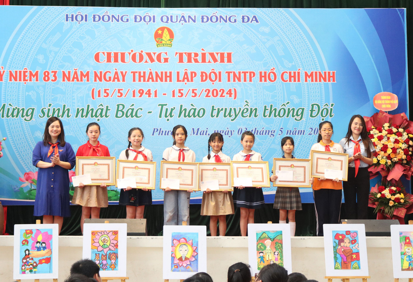 37 bạn học sinh là thiếu nhi tiêu biểu tại các trường trong địa bàn quận, là Chỉ huy Đội có thành tích xuất sắc trong học tập được trao thưởng trong buổi lễ. 37 bạn học sinh là thiếu nhi tiêu biểu tại các trường trong địa bàn quận, là Chỉ huy Đội có thành tích xuất sắc trong học tập được trao thưởng trong buổi lễ.