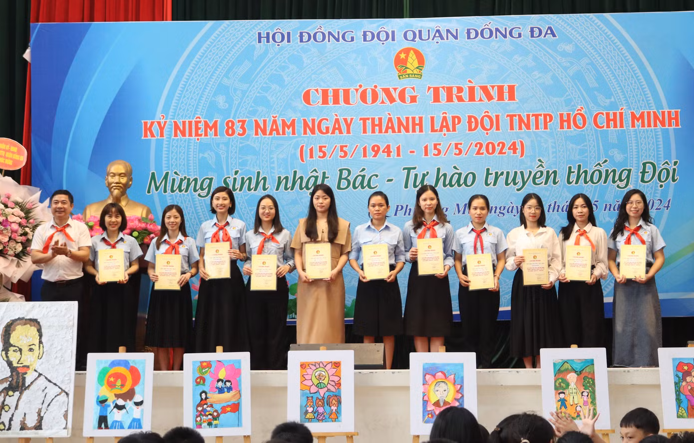Các cô tổng phụ trách Đội đại diện các Liên đội đã tham gia tích cực các hoạt động công trình măng non thi đua chào mừng kỷ niệm 83 năm ngày thành lập Đội TNTP Hồ Chí Minh cũng nhận được giấy khen của Ban Chấp hành Quận Đoàn.