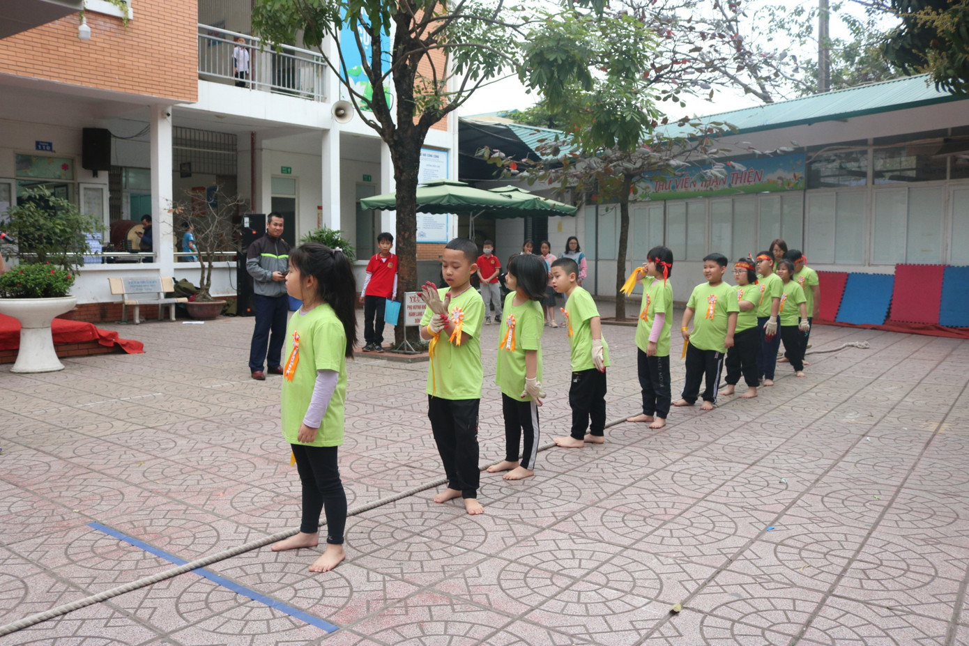 Để &quot;tạo nét&quot; cho đội nhà, tween xúng xính trong đồng phục riêng của lớp...