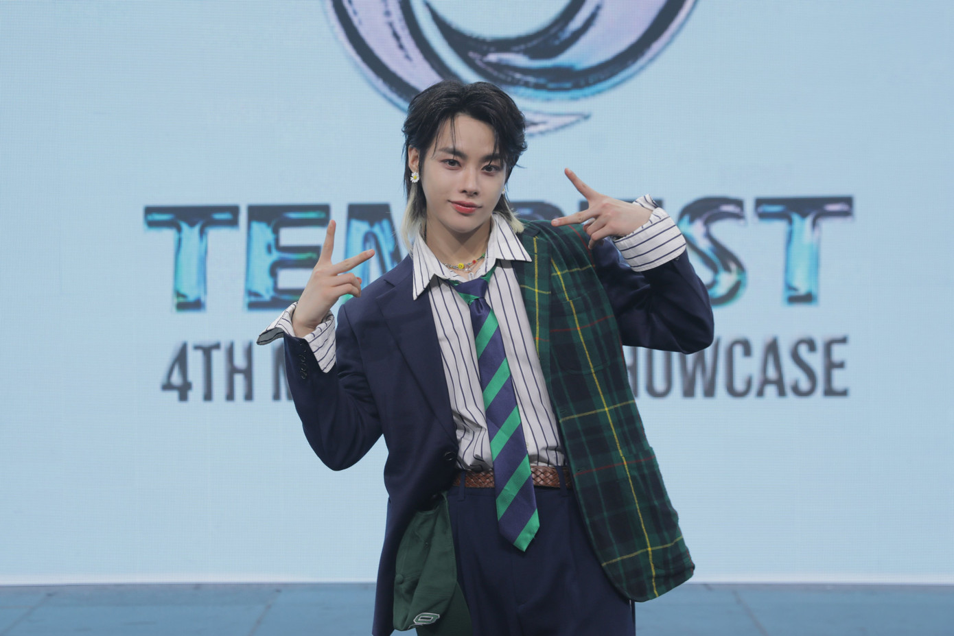 Tái xuất lần này, Hanbin trở lại với màu tóc đen nhưng được tạo kiểu mullet và nhuộm ombre lạ mắt. Nam idol gây sốt cộng đồng fan với tạo hình phá cách, cá tính này. Tái xuất lần này, Hanbin trở lại với màu tóc đen nhưng được tạo kiểu mullet và nhuộm ombre lạ mắt. Nam idol gây sốt cộng đồng fan với tạo hình phá cách, cá tính này.