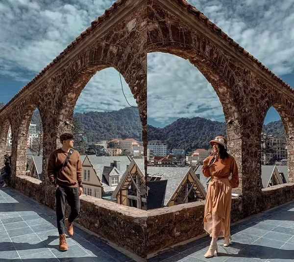 Bất cứ cặp đôi nào đến với Tam Đảo đều không thể không ghé đến Nhà thờ đá.