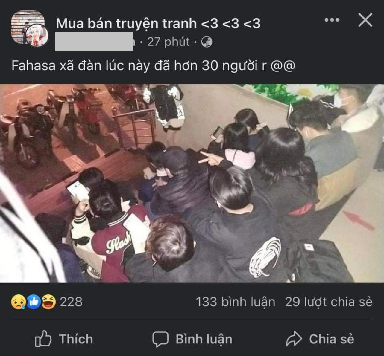 Dù Chú Thuật Hồi Chiến tập 1 được thông báo phát hành vào giờ hành chính nhưng nhiều fan đã có mặt tại các nhà sách và trung tâm thương mại trước giờ phát hành để không bỏ lỡ tập truyện này.