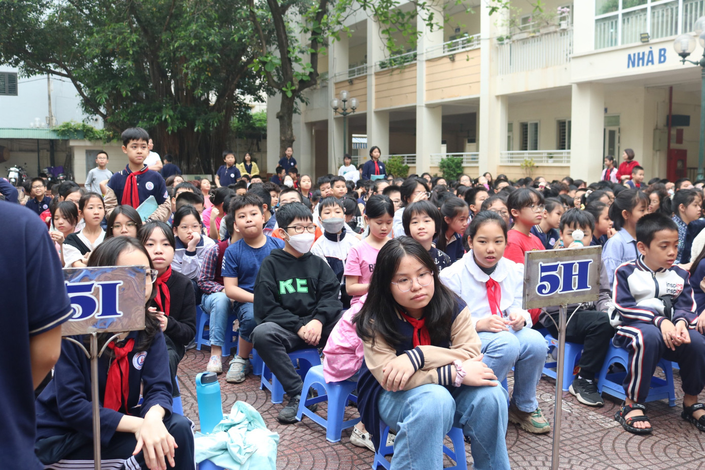 Tween không chỉ chăm chú theo dõi từng câu chuyện mà còn hát theo các tiết mục văn nghệ. Tween không chỉ chăm chú theo dõi từng câu chuyện mà còn hát theo các tiết mục văn nghệ.