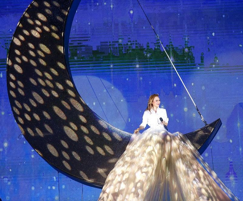 Mỹ Tâm xuất hiện tựa công chúa mặt trăng.