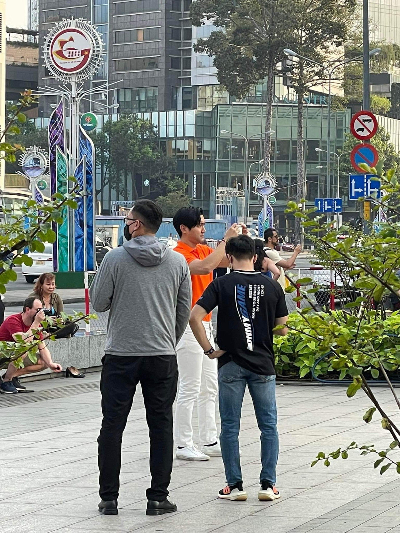 Nam thần tượng đã dạo phố đi bộ Nguyễn Huệ (TP.HCM) vào ngày 10/3. - Ảnh: B H Mai Anh Nam thần tượng đã dạo phố đi bộ Nguyễn Huệ (TP.HCM) vào ngày 10/3. - Ảnh: B H Mai Anh