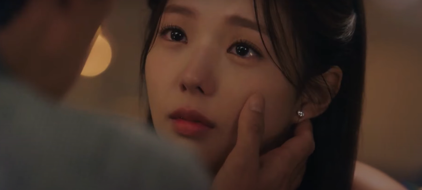 Tập 10 sẽ có một khung hình siêu xinh của Hong Hee Joo. Đây có lẽ là nụ hôn tạm biệt của Baek - Hong trước khi Baek Sa Eon quyết định công khai thân phận. Tập 10 sẽ có một khung hình siêu xinh của Hong Hee Joo. Đây có lẽ là nụ hôn tạm biệt của Baek - Hong trước khi Baek Sa Eon quyết định công khai thân phận.