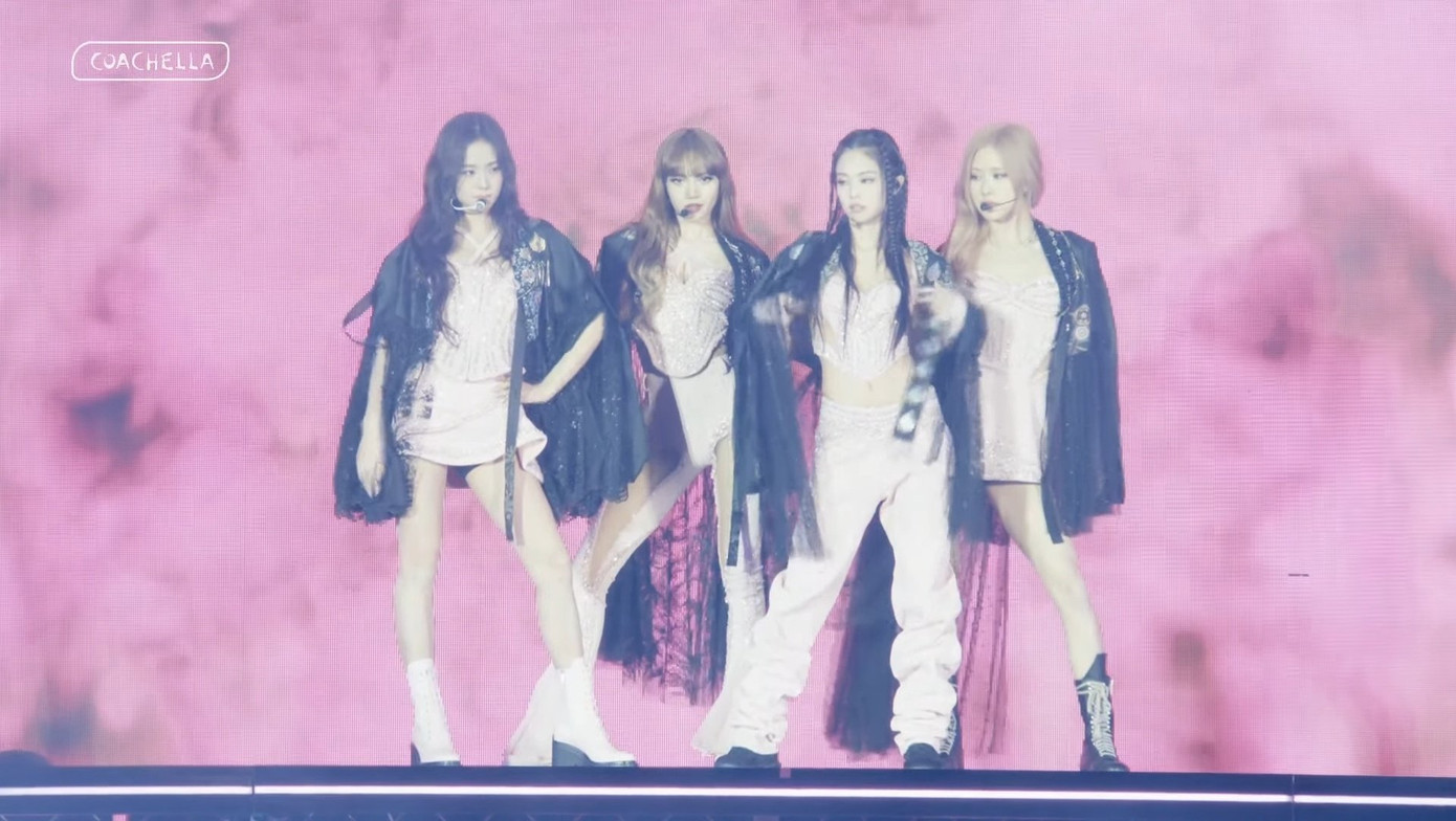 BLACKPINK khoác hanbok bước ra sân khấu tại Coachella 2023 tuần 2. BLACKPINK khoác hanbok bước ra sân khấu tại Coachella 2023 tuần 2.