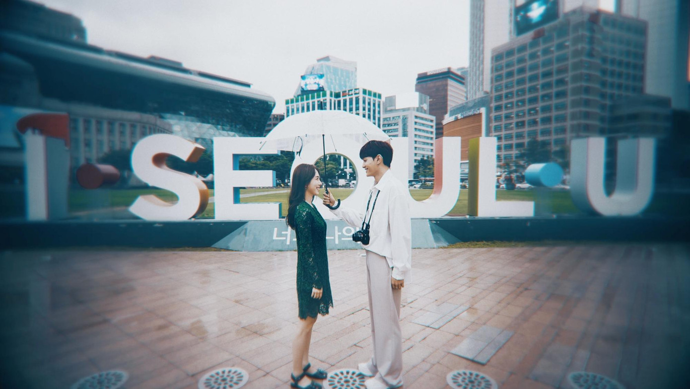 Đoạn teaser mang hơi hướng retro khiến không khí tăng thêm phần lãng mạn. Đoạn teaser mang hơi hướng retro khiến không khí tăng thêm phần lãng mạn.