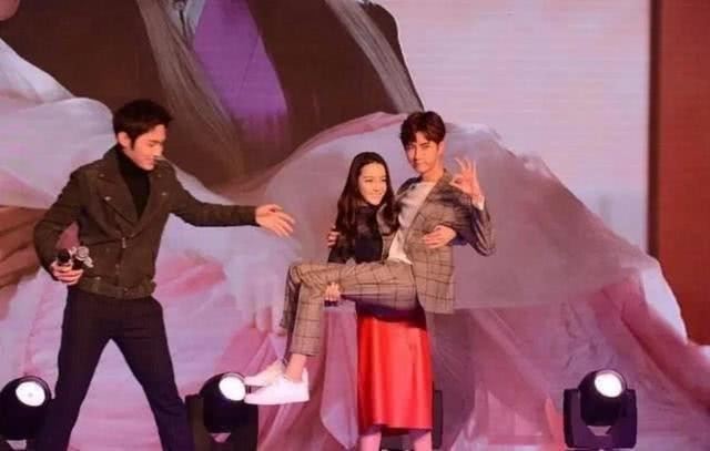 Tại buổi họp báo bộ phim Tam Sinh Tam Thế Thập Lý Đào Hoa, Địch Lệ Nhiệt Ba cũng thử thách bế bổng Vung Mông Lung. Tại buổi họp báo bộ phim Tam Sinh Tam Thế Thập Lý Đào Hoa, Địch Lệ Nhiệt Ba cũng thử thách bế bổng Vung Mông Lung.