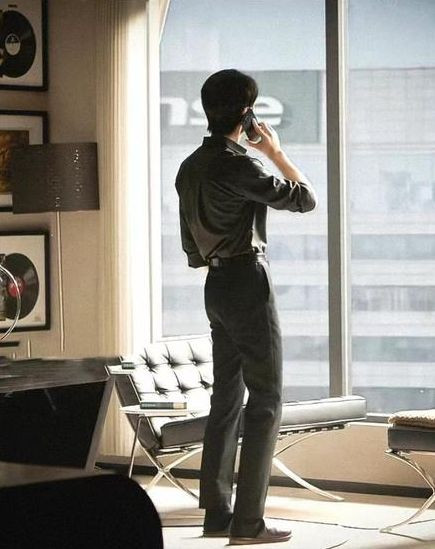 Dáng đứng của Hứa Khải ở Em Đẹp Hơn Ánh Saocũng viral trong cộng đồng mê ngôn tình vì đẹp như tổng tài bước ra từ truyện tranh.