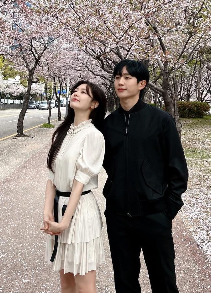 Khán giả nhận xét Jung Hae In và Jung So Min khá có "tướng phu thê" vì từ gương mặt tới nét cười đều hao hao nhau.
