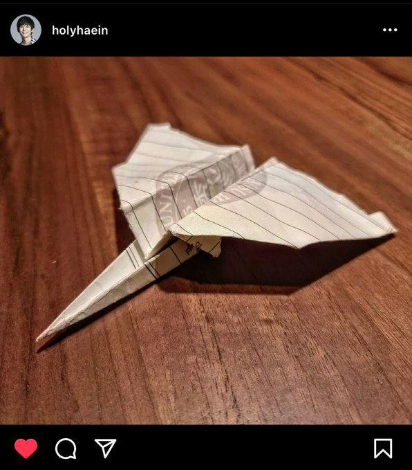 Jung Hae In chỉ đăng ảnh chiếc máy bay và không kèm bất kì chú thích nào.