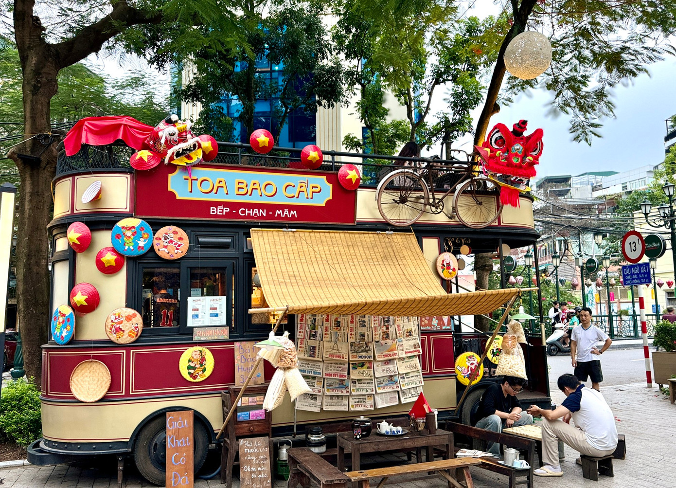 "Tuyến tàu điện số 6 - Toa Bao cấp: Bếp - Chạn - Mâm" là một dự án trưng bày, trải nghiệm, mở cửa miễn phí, từ 15h - 22h hằng ngày, nằm ở ngã tư Ngũ Xã - Trúc Bạch, ngay ở vị trí khu phố ẩm thực đêm Đảo Ngọc Ngũ Xã (phường Trúc Bạch, quận Ba Đình). - Ảnh: Trọng Tài/ báo Tiền Phong