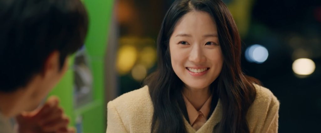 Khoảnh khắc hiếm hoi mà Sol cười với Sun Jae, khi 2 nữ sinh không nhận ra anh là siêu sao. Dù ở bất kỳ thời không nào, nụ cười của Sol luôn là điều làm Sun Jae rung động.