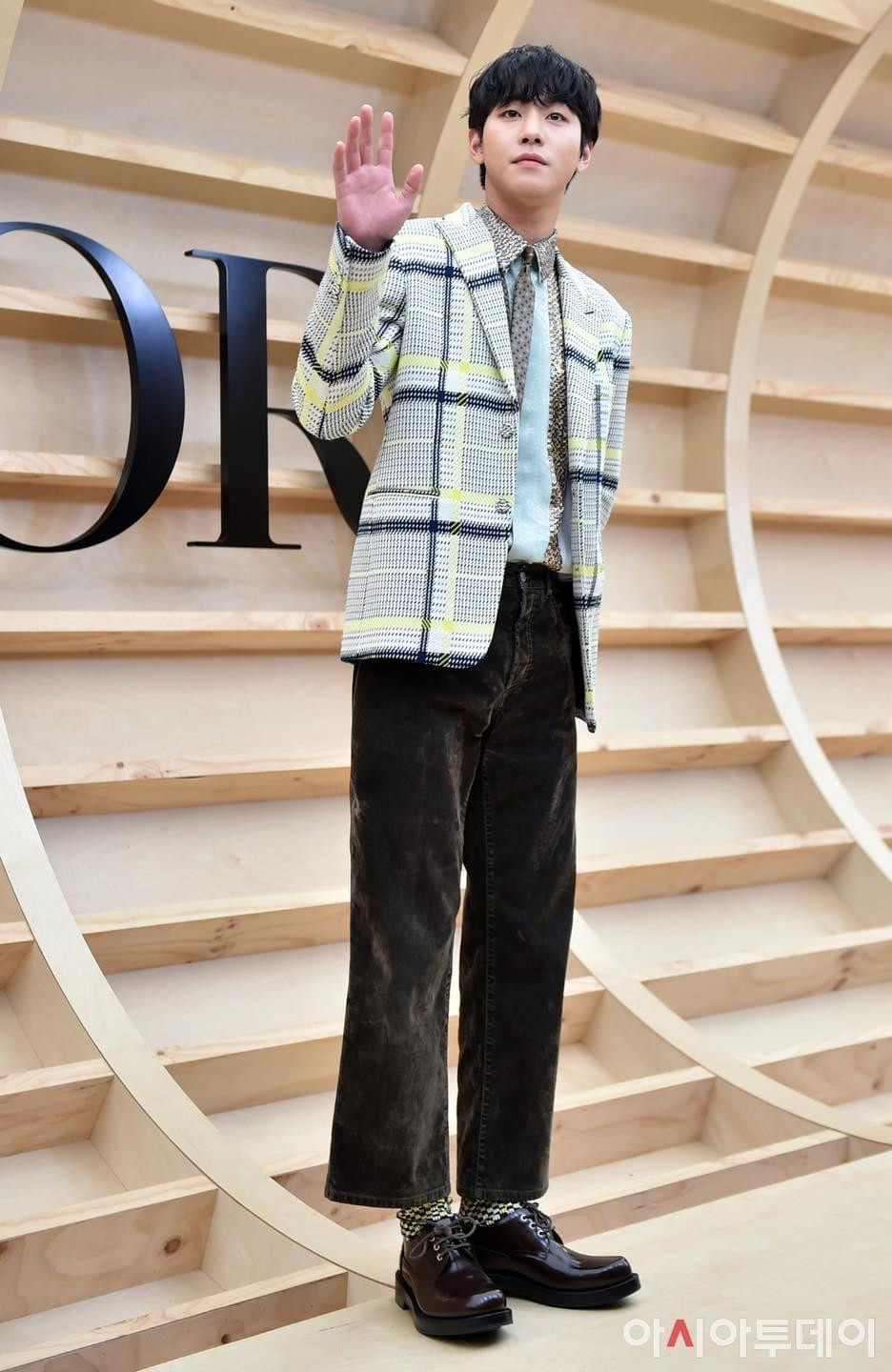 &quot;Chim thủy tổ&quot; Ahn Hyo Seop tại show diễn với outfit mang hơi hướng cổ điển.