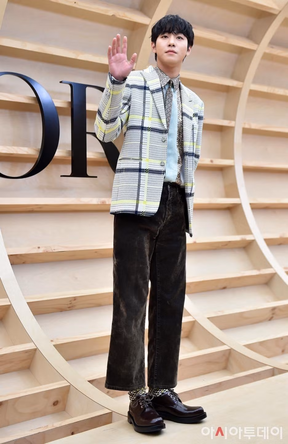 "Chim thủy tổ" Ahn Hyo Seop tại show diễn với outfit mang hơi hướng cổ điển.