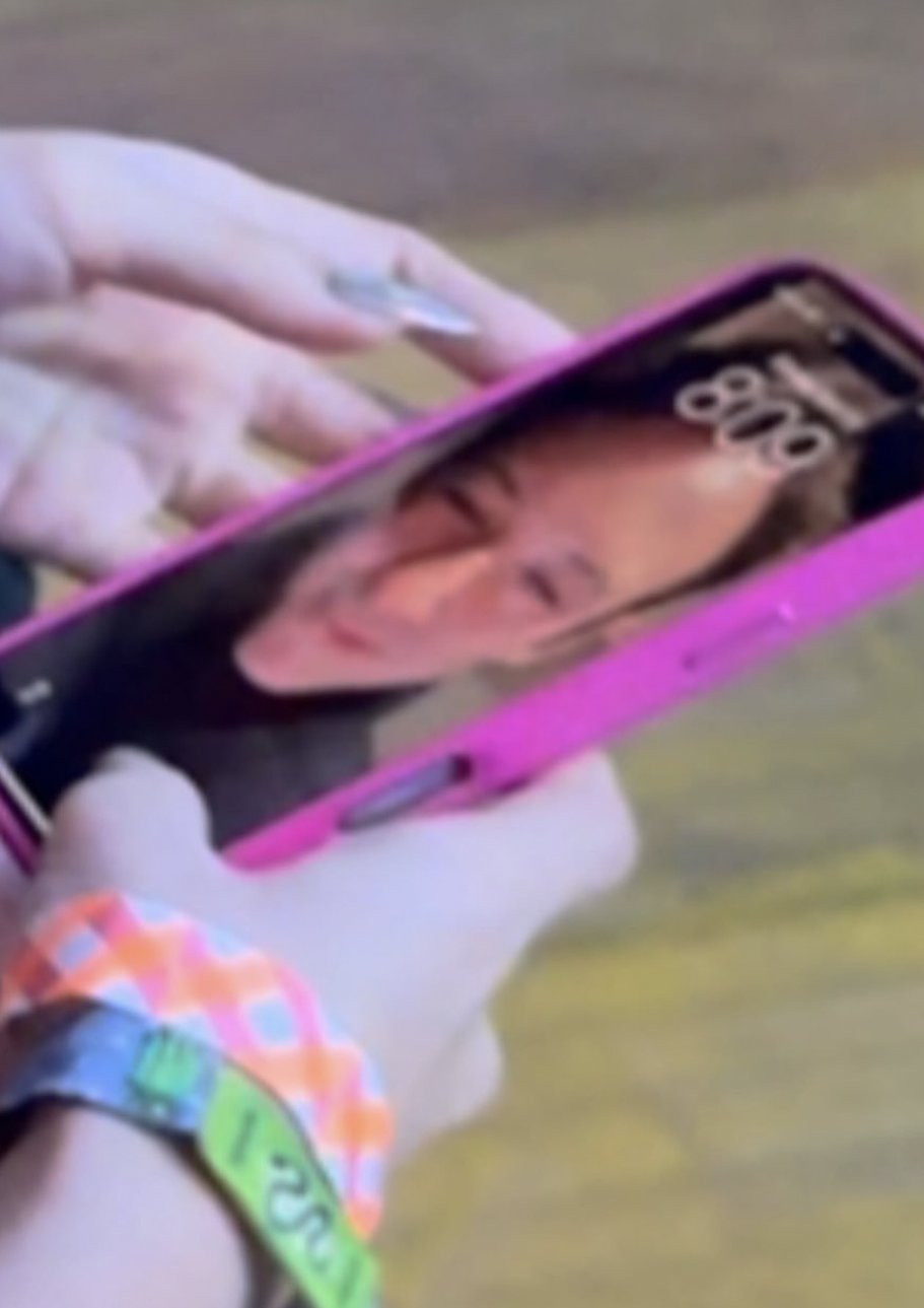 Cách đây vài ngày cư dân mạng lan truyền hình ảnh được cho là Lisa để hình nền điện thoại là ảnh Frédéric. Fan "quắn quéo" vì độ ngọt ngào của "cặp đôi tin đồn" này. Cách đây vài ngày cư dân mạng lan truyền hình ảnh được cho là Lisa để hình nền điện thoại là ảnh Frédéric. Fan "quắn quéo" vì độ ngọt ngào của "cặp đôi tin đồn" này.