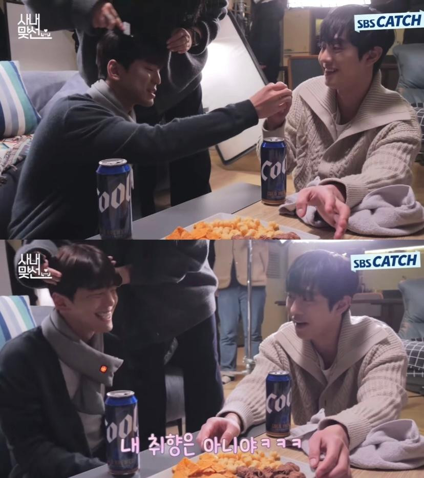 Phía “nhà trai” cũng không kém cạnh khi vừa nói chuyện vừa đút cho nhau ăn thế này cơ mà!