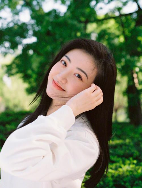 Cảnh Điềm có màn tái xuất ngoạn mục, tạo nên cơn sốt trên khắp các diễn đàn xứ Trung nửa đầu năm nay cùng Tư Đằng. Cảnh Điềm có màn tái xuất ngoạn mục, tạo nên cơn sốt trên khắp các diễn đàn xứ Trung nửa đầu năm nay cùng Tư Đằng.