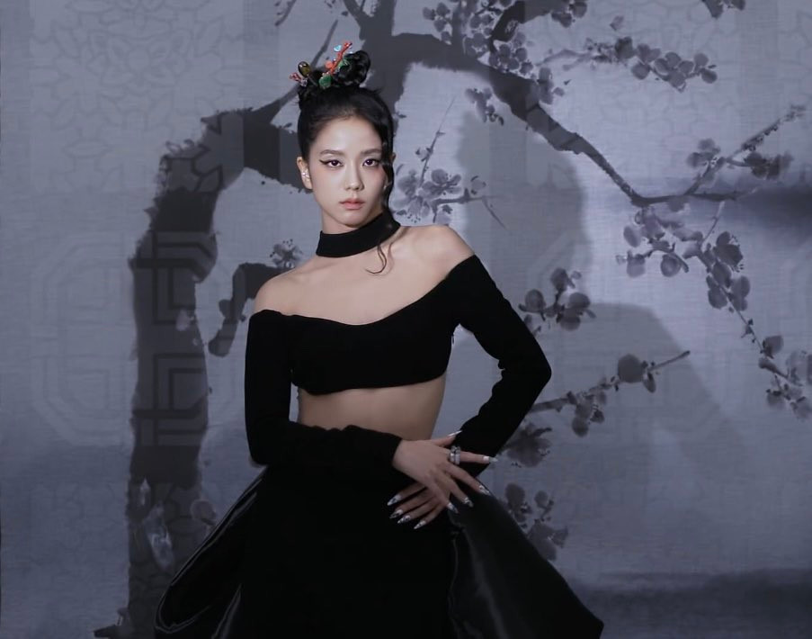 Chiếc đầm Jisoo mặc trong visual film có giá gần 400 triệu đồng tới từ nhà mốt Isabel Sanchis.