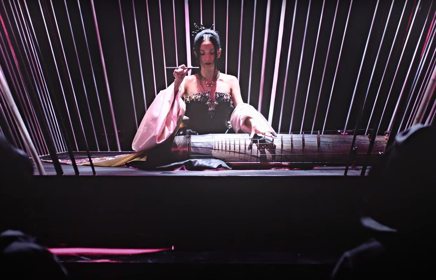 Trước đó, phân cảnh Jisoo chơi đàn Geomungo - một loại nhạc cụ dân tộc của Hàn Quốc trong MV Pink Venom cũng &quot;gây bão&quot; mạng xã hội vì dáng vẻ kiêu sa.