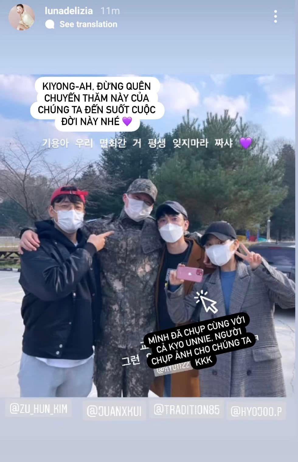 Chiếc điện thoại "hường phấn" đã thay Song Hye Kyo có mặt trong bức ảnh. - Ảnh: Now, We Are Breaking Up /Bây Giờ, Chúng Ta Đang Chia Tay VNFP Chiếc điện thoại "hường phấn" đã thay Song Hye Kyo có mặt trong bức ảnh. - Ảnh: Now, We Are Breaking Up /Bây Giờ, Chúng Ta Đang Chia Tay VNFP