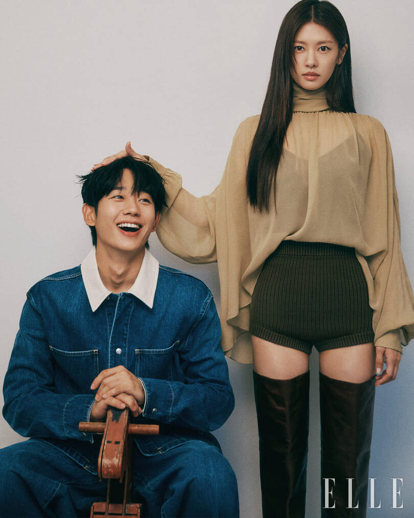 Bộ ảnh chụp cho tạp chí ELLE của Jung So Min và Jung Hae In cũng khiến fan xuyến xao vì chuẩn vibe Love Next Door. Bộ ảnh chụp cho tạp chí ELLE của Jung So Min và Jung Hae In cũng khiến fan xuyến xao vì chuẩn vibe Love Next Door.