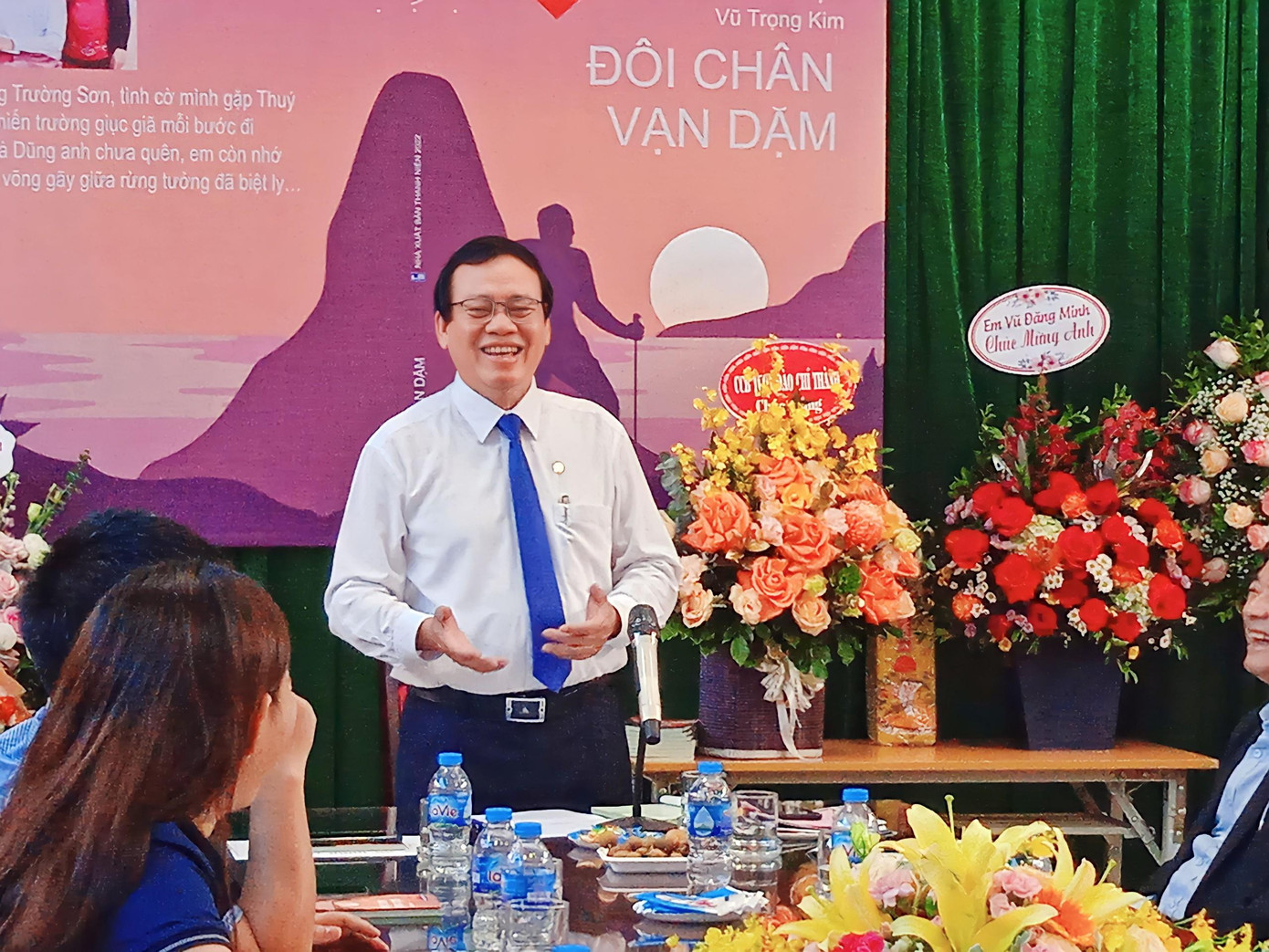 Tác giả Vũ Trọng Kim trong buổi ra mắt sách Đôi Chân Vạn Dặm. Tác giả Vũ Trọng Kim trong buổi ra mắt sách Đôi Chân Vạn Dặm.