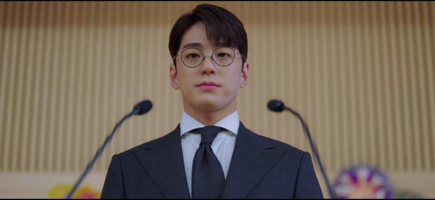 Thư ký Cha cũng là một cánh tay đắc lực cho Giám đốc Kang. Anh sắp xếp từ việc ở công ty đến chuyện đi xem mắt cho sếp, thậm chí là phát biểu hộ Kang Tae Moo trong lễ nhậm chức.