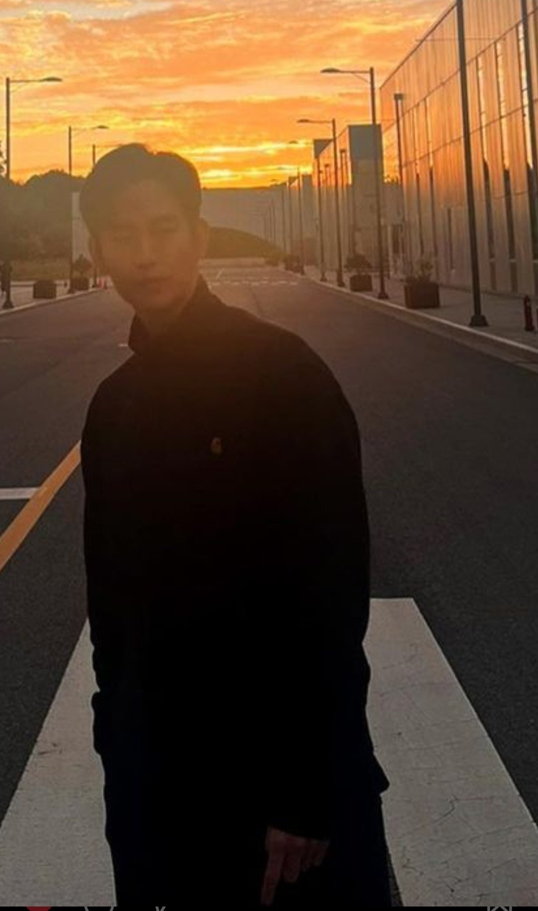 Ngoài ra, fan còn phát hiện Kim Soo Hyun mặc áo khoác và Kim Ji Won đội mũ của Carhartt khi từ Đức trở về. Ngoài ra, fan còn phát hiện Kim Soo Hyun mặc áo khoác và Kim Ji Won đội mũ của Carhartt khi từ Đức trở về.