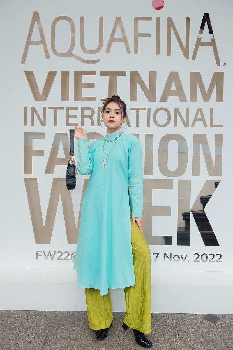 Không diện áo dài một cách đơn điệu, Gen Z kết hợp với các phụ kiện như vòng cổ, mắt kính hay phối với áo khoác, bốt da để tổng thể trang phục trông độc đáo, nổi bật hơn.