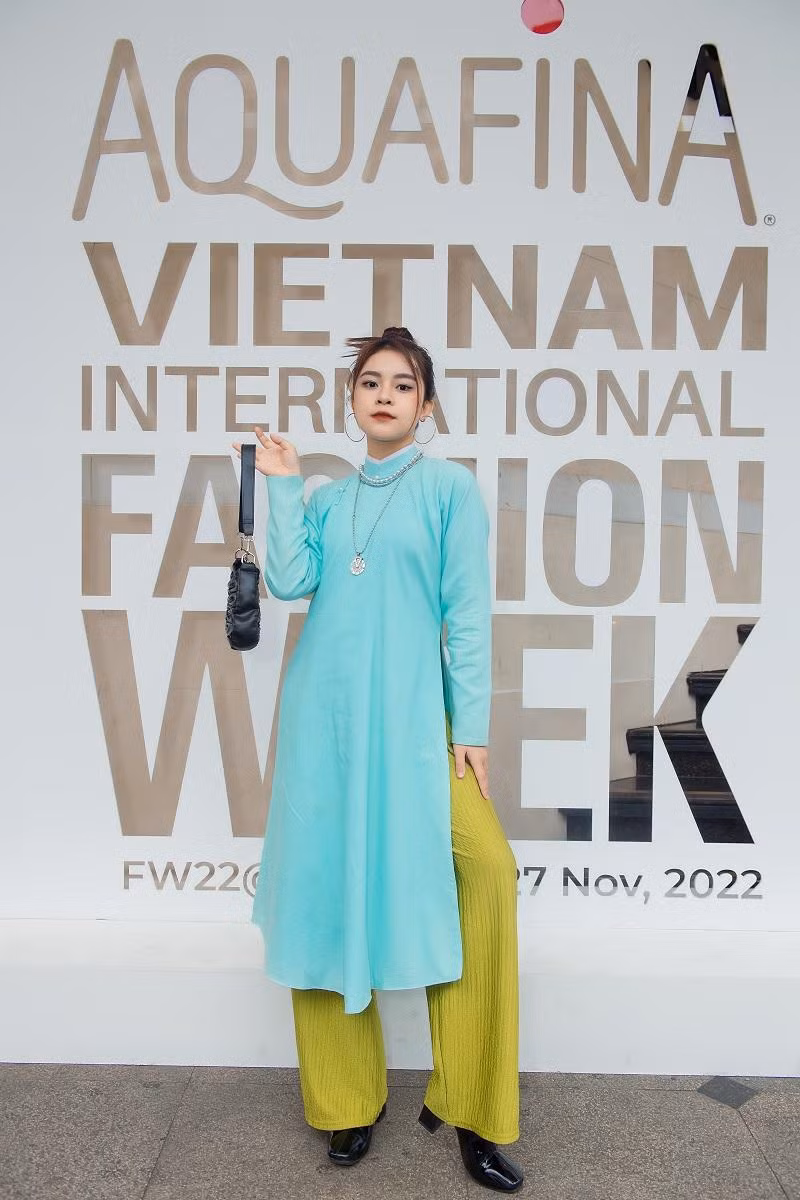 Không diện áo dài một cách đơn điệu, Gen Z kết hợp với các phụ kiện như vòng cổ, mắt kính hay phối với áo khoác, bốt da để tổng thể trang phục trông độc đáo, nổi bật hơn.