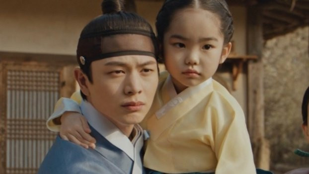 Cách gọi thái giám là "bào ngư nướng" của bé con cũng y chóc Gang Cheol.