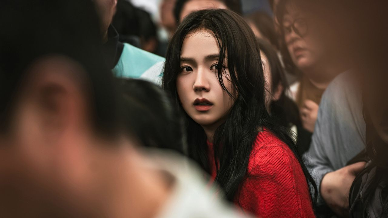 Nhiều người nhận định đơn vị sản xuất đang muốn dựa vào sự nổi tiếng của Jisoo để thu hút khán giả, bất chấp những phản hồi tiêu cực.