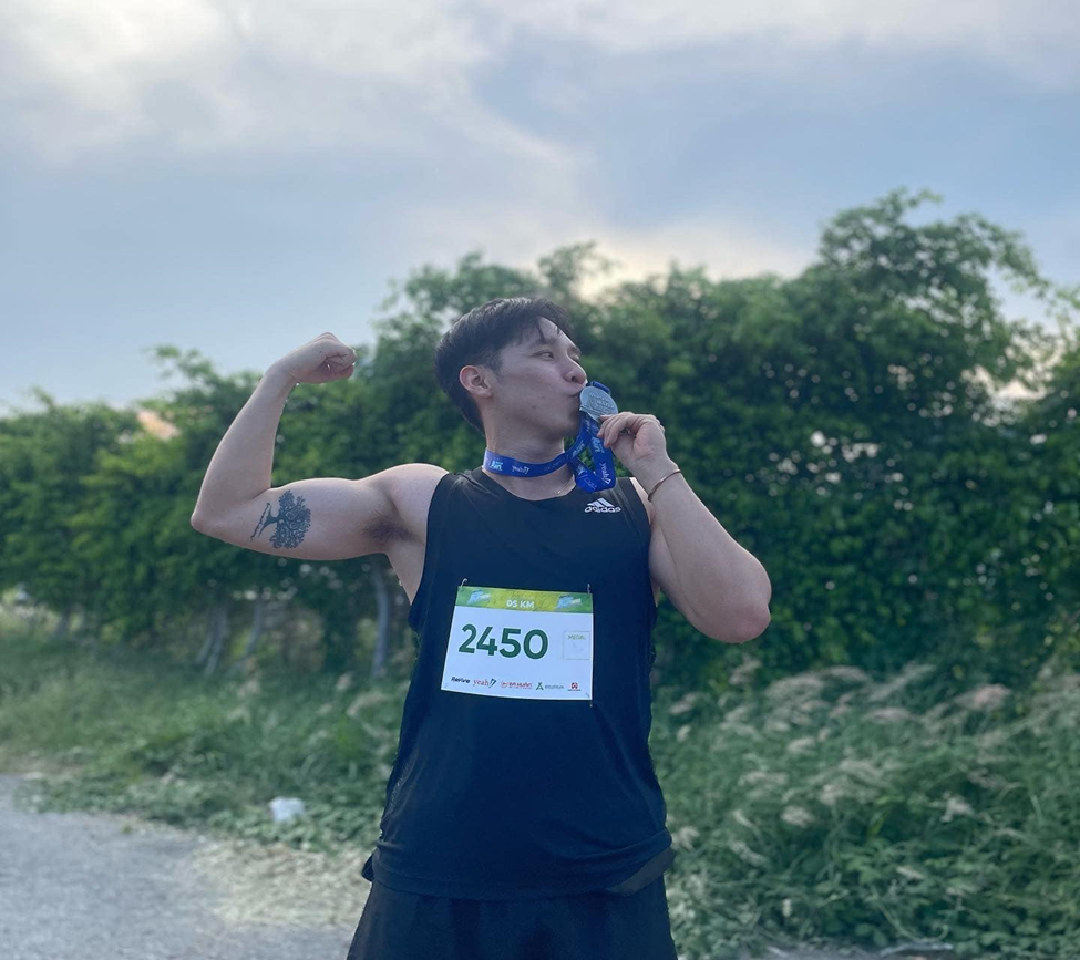 Bên cạnh thời gian dành cho công việc, Eric cũng luôn dành thời gian quan tâm, chăm sóc sức khỏe của bản thân. - Ảnh: FBNV Bên cạnh thời gian dành cho công việc, Eric cũng luôn dành thời gian quan tâm, chăm sóc sức khỏe của bản thân. - Ảnh: FBNV