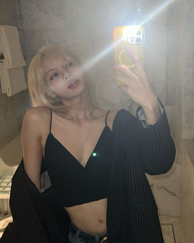 Bức ảnh khoe vòng eo con kiến từng gây sốt một thời của Lisa cũng đã đạt 10,2 triệu lượt tim.