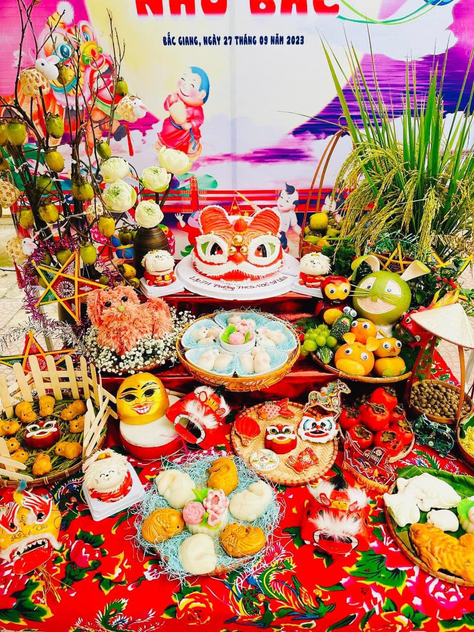 Cận cảnh một số mâm cỗ "siêu đỉnh" của tween trường THCS Ngô Sĩ Liên. Cận cảnh một số mâm cỗ "siêu đỉnh" của tween trường THCS Ngô Sĩ Liên.