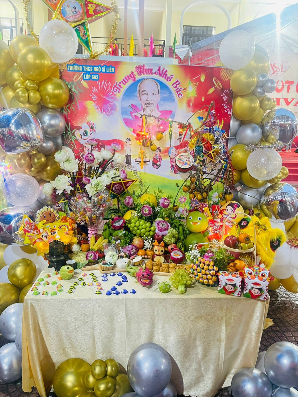 Cận cảnh một số mâm cỗ "siêu đỉnh" của tween trường THCS Ngô Sĩ Liên. Cận cảnh một số mâm cỗ "siêu đỉnh" của tween trường THCS Ngô Sĩ Liên.