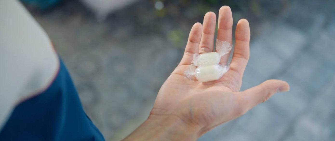 Sun Jae âm thầm bên cạnh Sol, chuẩn bị ô tiến tới che cho cô khi trời mưa, lén kéo kín ba lô cho Sol hay chạy theo xe bus để tài xế dừng lại vì cô bạn bị kẹt lại quá bến. Sun Jae âm thầm bên cạnh Sol, chuẩn bị ô tiến tới che cho cô khi trời mưa, lén kéo kín ba lô cho Sol hay chạy theo xe bus để tài xế dừng lại vì cô bạn bị kẹt lại quá bến.