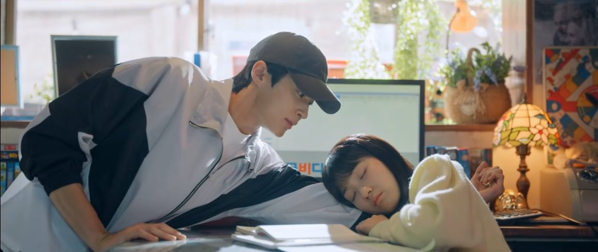 Sun Jae âm thầm bên cạnh Sol, chuẩn bị ô tiến tới che cho cô khi trời mưa, lén kéo kín ba lô cho Sol hay chạy theo xe bus để tài xế dừng lại vì cô bạn bị kẹt lại quá bến. Sun Jae âm thầm bên cạnh Sol, chuẩn bị ô tiến tới che cho cô khi trời mưa, lén kéo kín ba lô cho Sol hay chạy theo xe bus để tài xế dừng lại vì cô bạn bị kẹt lại quá bến.