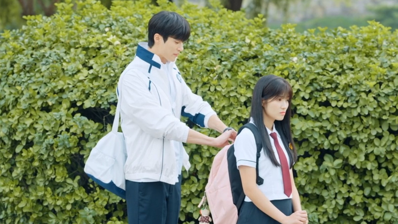 Sun Jae âm thầm bên cạnh Sol, chuẩn bị ô tiến tới che cho cô khi trời mưa, lén kéo kín ba lô cho Sol hay chạy theo xe bus để tài xế dừng lại vì cô bạn bị kẹt lại quá bến. Sun Jae âm thầm bên cạnh Sol, chuẩn bị ô tiến tới che cho cô khi trời mưa, lén kéo kín ba lô cho Sol hay chạy theo xe bus để tài xế dừng lại vì cô bạn bị kẹt lại quá bến.